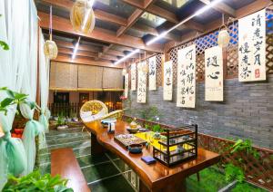 una sala da pranzo con tavolo e cartelli sul muro di 我们的小院-不期而遇 a Zhoushan