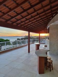 a patio with a view of the ocean at Jabuticaba Sabará - Frente ao Mar na Praia de Meaípe, Guarapari in Guarapari