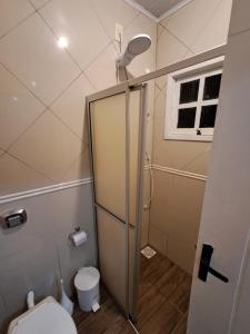 Ένα μπάνιο στο Apartamento 1 dormitório Rio vermelho +16 φωτογραφίες