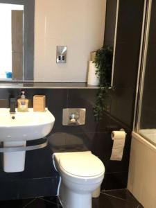 Koupelna v ubytování Lovely Stylish 2 bedroom serviced apartment in Sheffield FREE WiFi