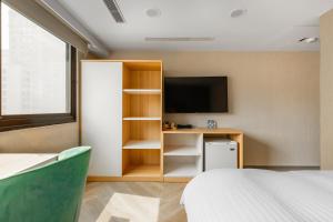 TV a/nebo společenská místnost v ubytování Mu Chen Hotel