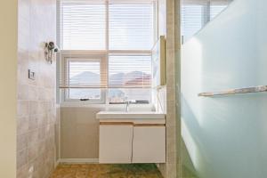 un bagno con lavandino e finestra di 我们的小院-不期而遇 a Zhoushan Altre 37 foto
