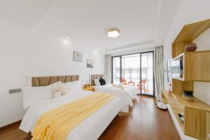 una camera da letto con due letti e una grande finestra di 我们的小院-不期而遇 a Zhoushan
