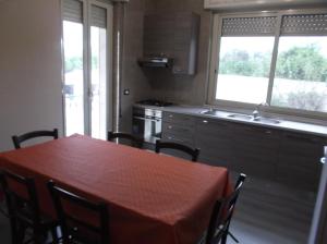 シラクーサにあるVilla Lucia Isolaのキッチン(テーブル、椅子付)、キッチン(シンク付)