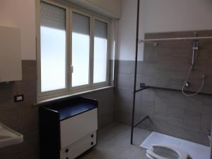 シラクーサにあるVilla Lucia Isolaのバスルーム(シャワー、トイレ付)、窓が備わります。