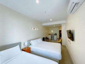 Postel nebo postele na pokoji v ubytování Grand Central Serviced Apartments + 37 fotografií