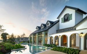 una riproduzione di una villa con piscina di Ruby House a Ban Pa Khlok