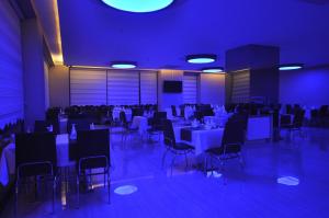 カイセリにあるブパ ホテルの青い照明付きのテーブルと椅子が備わる部屋