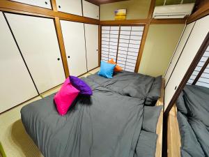 広島市にある広島Riverside house第2ひまわり201号室の小さなお部屋で、ベッドに枕2つが備わります。