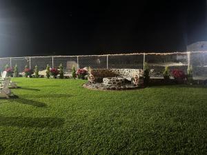 una recinzione con buca per il fuoco in un cortile di notte di Rancho MM a Temixco