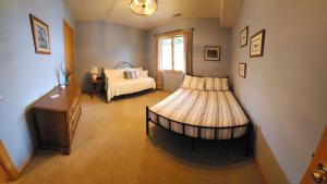 un dormitorio con una cama y una ventana en Charming home on Lake Latoka, en Alexandria