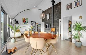 SkjernにあるNice Home In Skjern With Kitchenの木製のテーブルと椅子のあるダイニングルーム