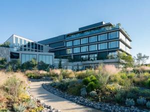 磐田市GREENITY IWATA的前面有花园的建筑