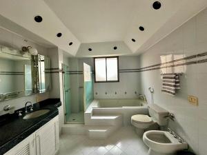 un bagno con vasca, WC e lavandino di Maljut House & Coffee a Cali Altre 37 foto