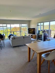 Waiheke IslandSeaview Escape, Onetangi的客厅里有一张沙发和一张桌子。