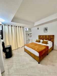 una camera da letto con un letto e una televisione di Maljut House & Coffee a Cali