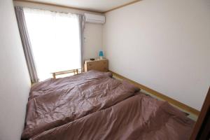 羽村市b5羽村駅徒歩14分の2DK 自然派にもオススメ的有窗户的房间里的一张床