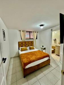 una camera da letto con un letto grande in una stanza di Maljut House & Coffee a Cali