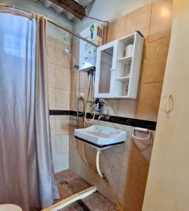 un baño con lavabo y ducha en Sat Nam, en Cabo Polonio