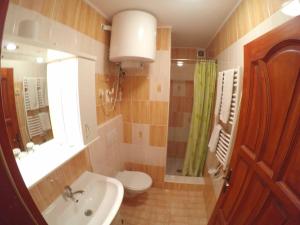 Koupelna v ubytování Penzion U Holuba + 37 fotografií