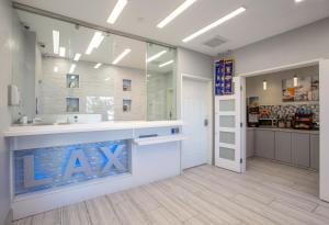 イングルウッドにあるElev8 Hotel Los Angeles, LAXの大きなバスルーム(シンク、大きな鏡付)