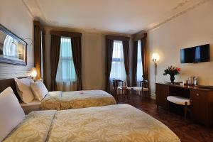A bed or beds in a room at Taxim Lounge Hotel Special Category