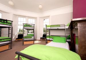 Cette chambre comprend 4 lits superposés. dans l'établissement YHA Langdale, à Ambleside