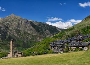un pueblo en una colina con montañas en el fondo en Apartament Ca de Gallisca, en Pla de l'Ermita