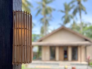 a coil of wood is attached to a house at Hammerhead Villa, SHOTI Gili in Gili Trawangan +16 photos