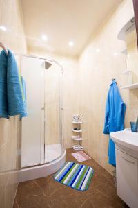 La salle de bains est pourvue d'une douche et d'un lavabo. dans l'établissement Хостел Арбат 29, à Moscou