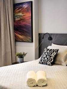 Un dormitorio con una cama con dos toallas encima. en Studio em Tambaú com Vista para Epitácio, en Tambaú