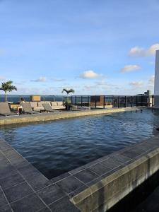 una piscina en la azotea de un edificio en Studio em Tambaú com Vista para Epitácio, en Tambaú