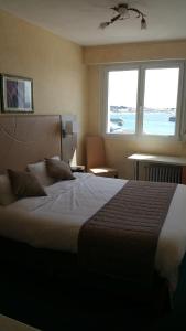 Postel nebo postele na pokoji v ubytování Hotel De La Mer