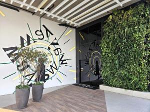 a building with a wall with graffiti on it at Lindo Studio no Coração de Tambaú in João Pessoa