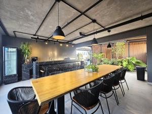 a dining room with a large wooden table and chairs at Lindo Studio no Coração de Tambaú in João Pessoa