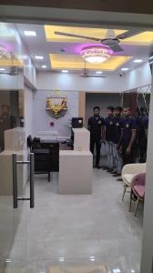塞恩Hotel Sai Nidhi Residency的一群身着制服的男子站在一间房间里