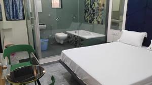 Hotel Sai Nidhi Residency的一间浴室