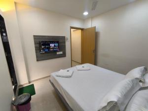 Hotel Sai Nidhi Residency客房内的一张或多张床位