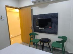 Hotel Sai Nidhi Residency的电视和/或娱乐中心