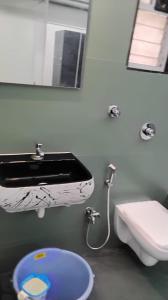 Hotel Sai Nidhi Residency的一间浴室