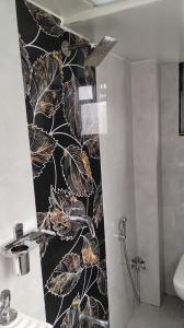 Hotel Sai Nidhi Residency的一间浴室