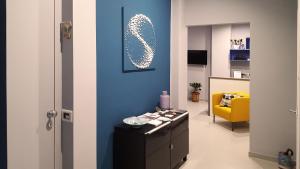 サレルノにあるStone's B&Bの青い壁と黄色い椅子が備わる客室です。