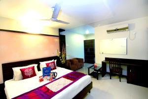 Una cama o camas en una habitación de Hotel Meera