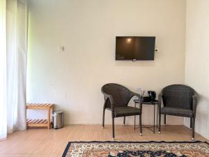 TV a/nebo společenská místnost v ubytování OWK Homestay Mitra RedDoorz Wonosobo + 24 fotografií