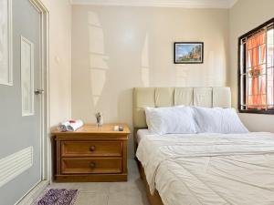 Postel nebo postele na pokoji v ubytování OWK Homestay Mitra RedDoorz Wonosobo