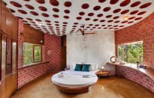 Ένα ή περισσότερα κρεβάτια σε δωμάτιο στο Saffronstays Terracotta Trails