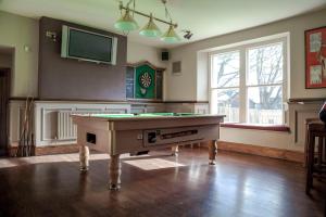 um quarto com uma mesa de bilhar e uma televisão em Crofters Lodge em Barrow in Furness