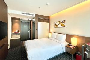 Postel nebo postele na pokoji v ubytování Ramada Encore by Wyndham Busan Station