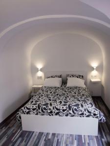 1 dormitorio con 1 cama con 2 almohadas en Villa Arcos, en Arcos de la Frontera