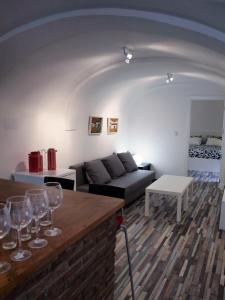 una sala de estar con sofá y copas de vino en Villa Arcos, en Arcos de la Frontera